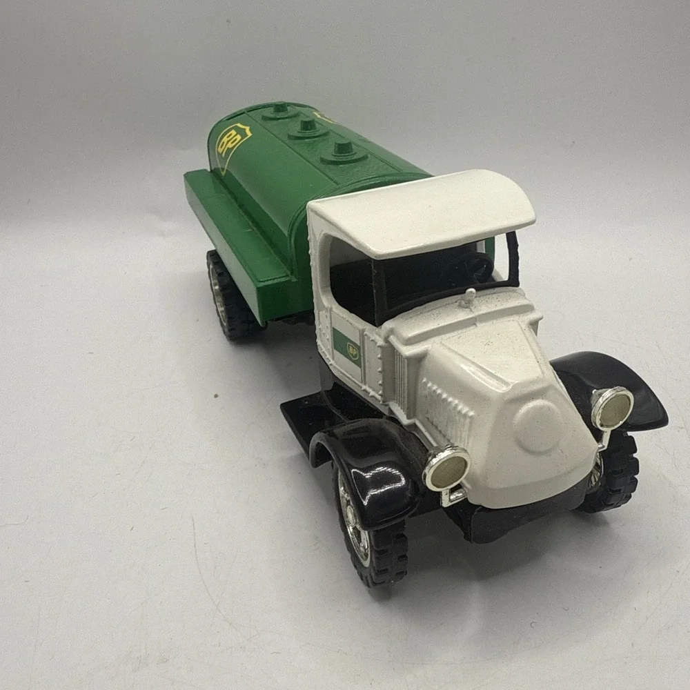 BP 1995 USA Mack Bulldog Tanker Bank Locking Coin Bank American Classic